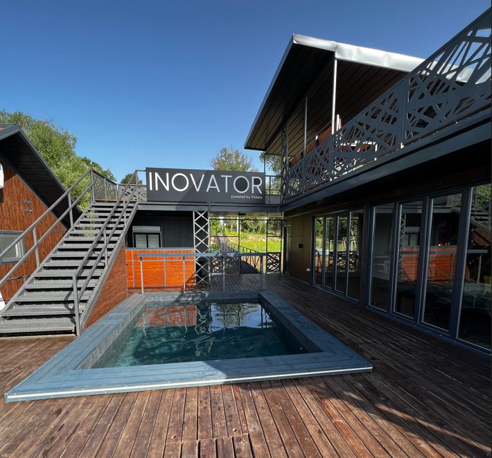 Splav Inovator - slika terase splava, bazena i ležaljki za proslave do 45 gostiju