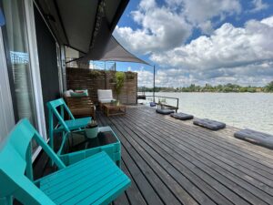 Splav na dan Casa Salinas - terasa splava koji prima do 15 gostiju i savršen je za manje proslave rođendana ili devojačkih večeri. Ležaljke, terasa, sunčanje i idealan pogled na reku Savu.