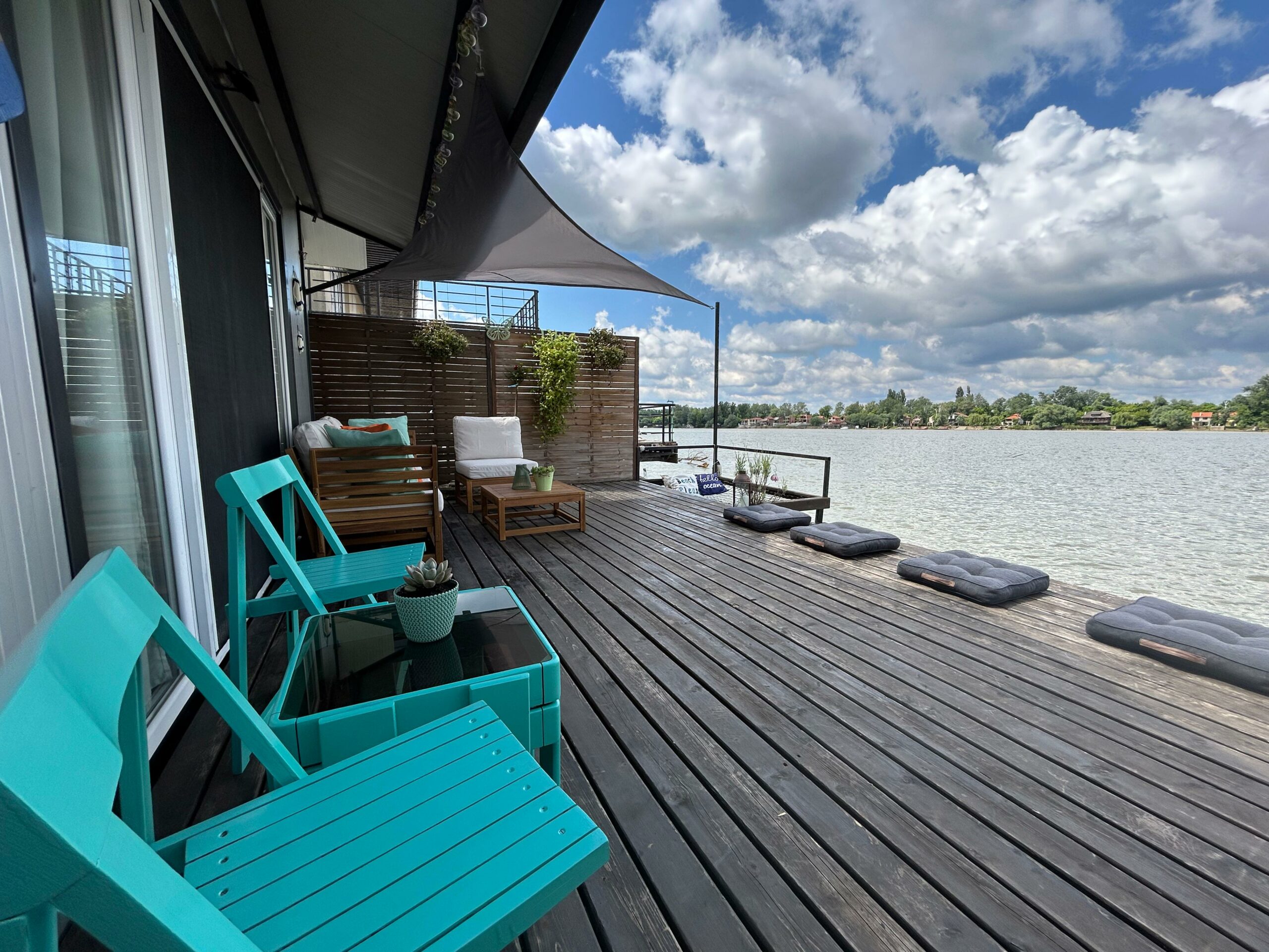 Splav na dan Casa Salinas - terasa splava koji prima do 15 gostiju i savršen je za manje proslave rođendana ili devojačkih večeri. Ležaljke, terasa, sunčanje i idealan pogled na reku Savu.