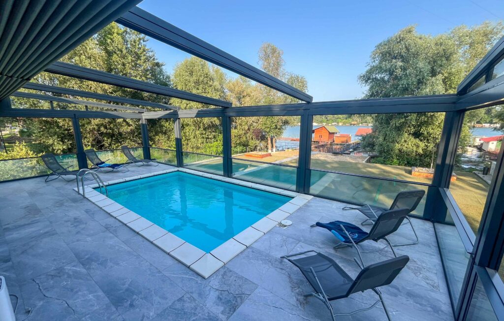 Anker House - pogled iz kuće sa bazena sa otvorenim krovom i prozorima. Pogled na reku savu i prirodu okolo.