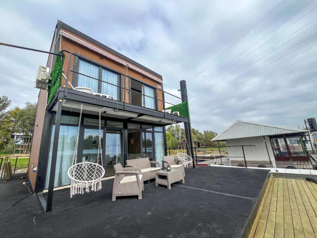 Splav na dan Nuevo - pogled na splav i prelepu terasu, namenjen za odmor ili manje proslave. Splav je potpuno nov.