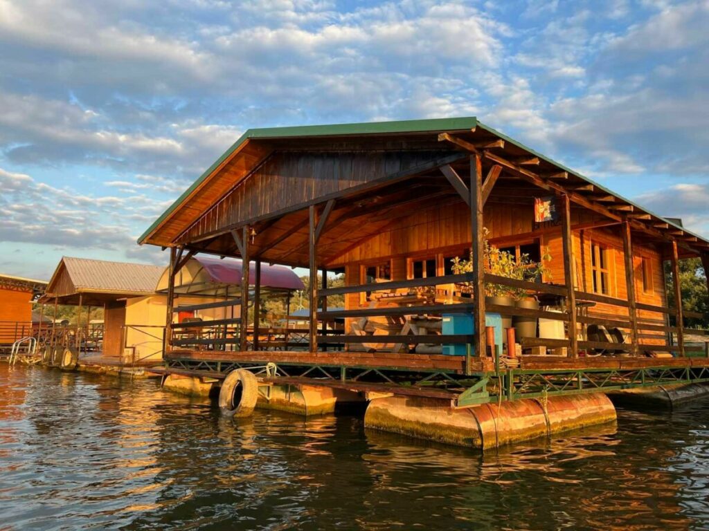 Splav 8 Ada Međica Beograd - prodaja splava na savršenoj lokaciji za sve potrebe