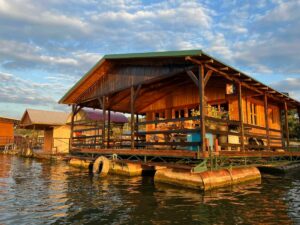 Splav 8 Ada Međica Beograd - prodaja splava na savršenoj lokaciji za sve potrebe