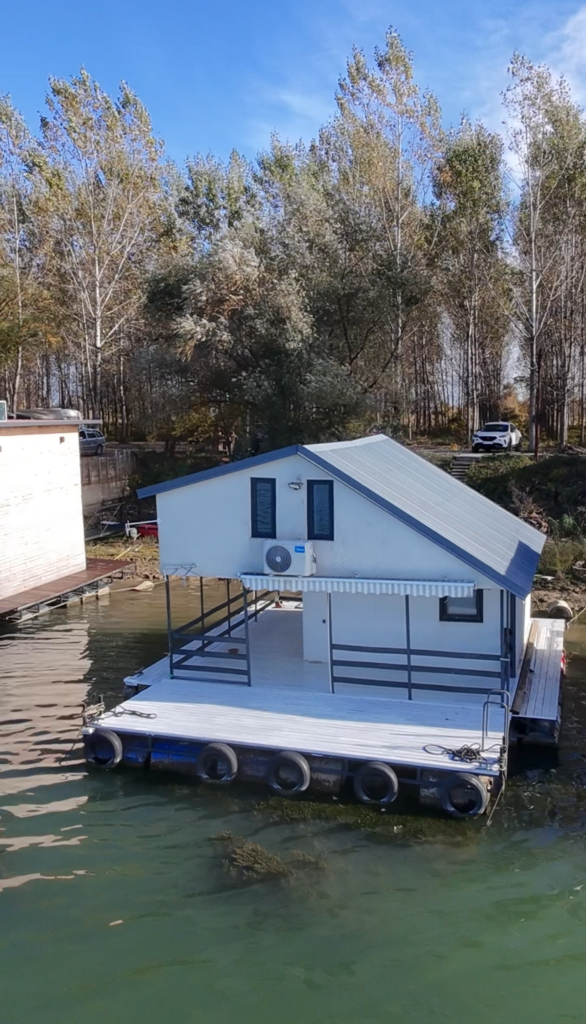 Splav na dan Navigator - pogled na splav sa reke gde možete videti veliku terasu i izgled splava koji je savršen za odmor ili manje proslave do 10 osoba.