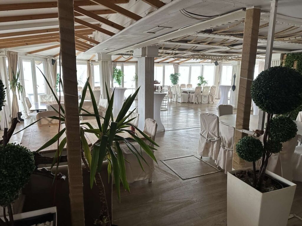 Splav White River - unutrašnji deo objekta koji prima čak do 120 gostiju. Namenjeno za sve vrste proslava i zabava.