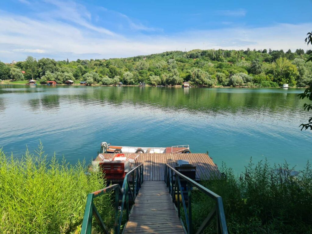 Sojenica Tajni Raj - pogled na reku savu i terasicu. Savršen za pravi beg od grada i uživanje u prirodi pored reke.
