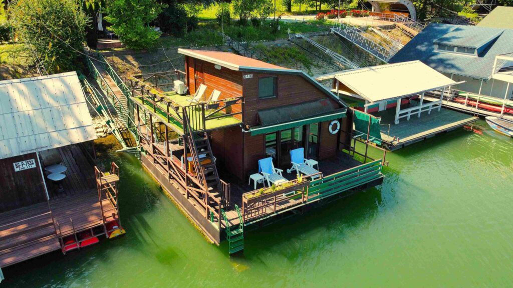 Pogled na splav na dan Family River House. Terasa za uzivanje, prostor na kompnu za rostilj, odlican polozaj za kupanje, a sve to na samo 10 minuta od centra grada.
